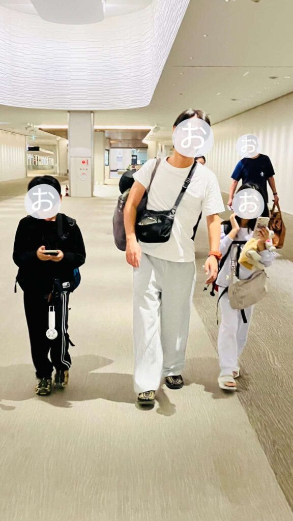 パジャマ姿で空港を歩く