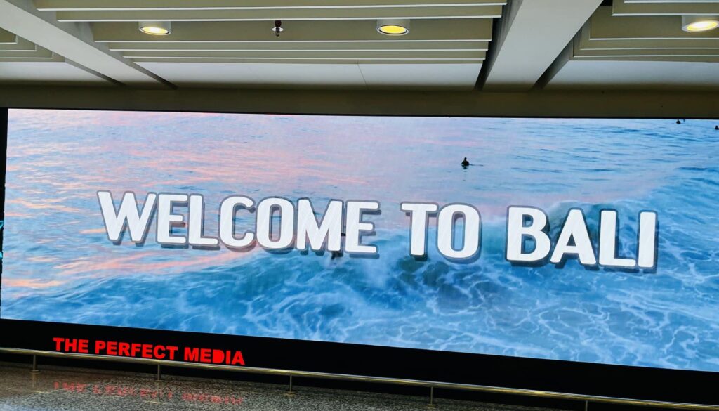 ウェルカムトゥーバリの看板
