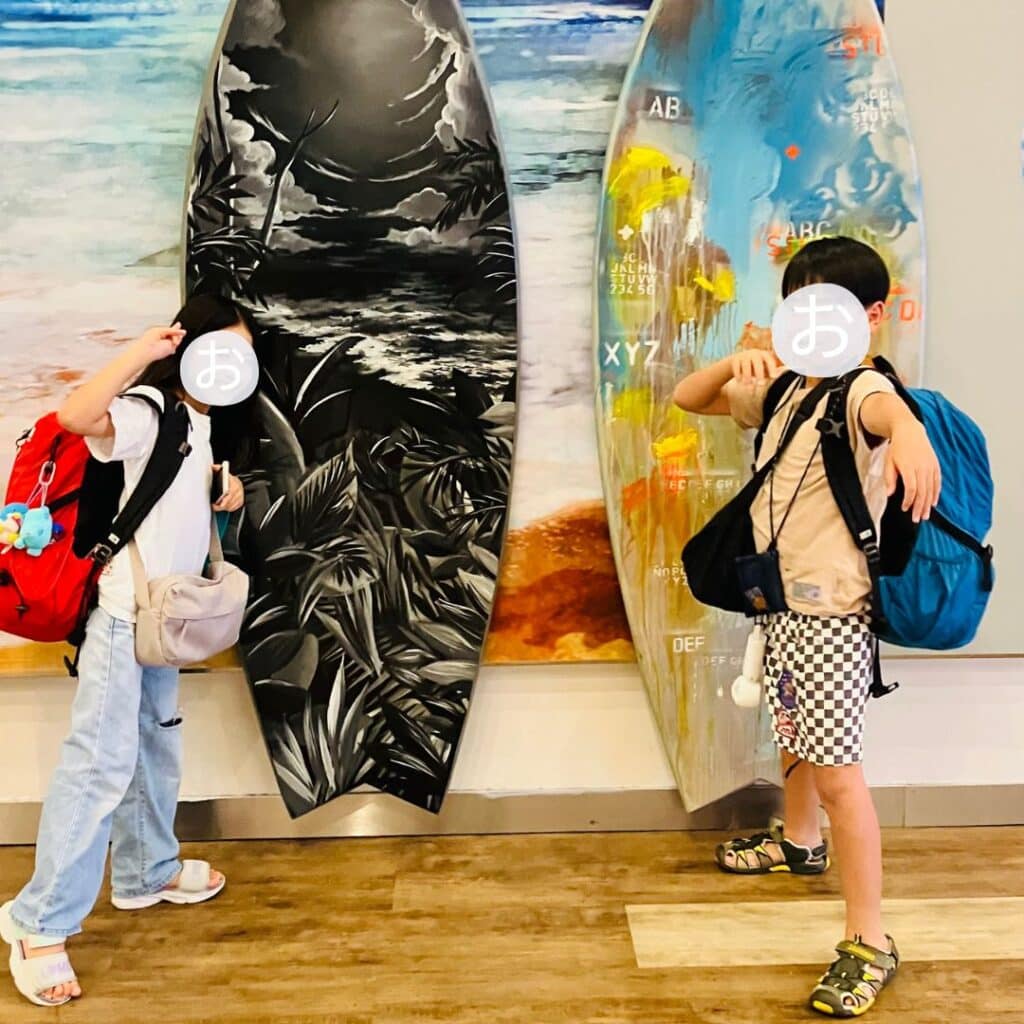 サーフボードと子どもたち